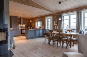 Дизайн кухни гостиной в деревянном доме