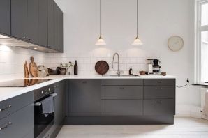 Кухня белый верх серый низ деревянная столешница