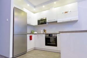 Дизайн кухни с холодильником