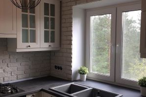 Маленькая кухня со столешницей у окна