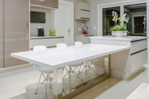 Встроенный стол на кухне