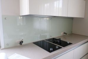 Прозрачный стеклянный фартук для кухни