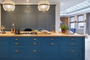 Синяя кухня с деревянной столешницей
