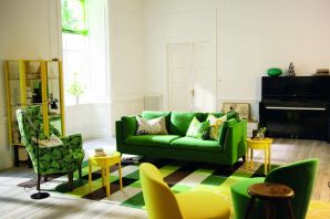 Дизайн кухни гостиной с зеленым диваном