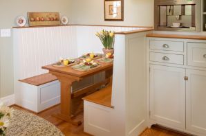 Угловой обеденный стол для маленькой кухни