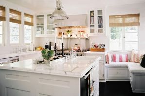 Дизайн кухни в доме с двумя окнами