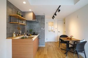 Ламинат на стене в интерьере кухни