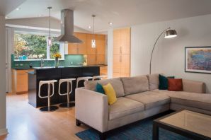 Дизайн гостиной кухни с диваном