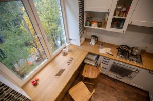 Столешница вдоль окна на кухне