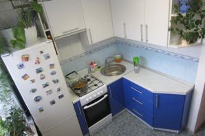 Дизайн маленькой кухни в хрущевке с холодильником