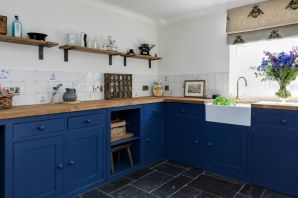 Серо голубая кухня с деревянной столешницей
