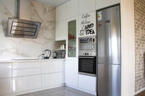 Угловая кухня со встроенным холодильником