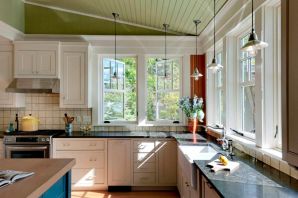 Дизайн угловой кухни с окном