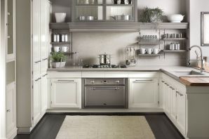 Дизайн кухни с серым холодильником