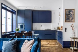 Темно синяя кухня с деревом
