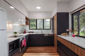 Кухня с окном сбоку дизайн