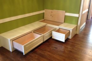 Скамья для кухни с выдвижными ящиками