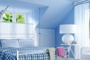 Дизайн комнаты с голубыми обоями