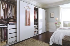 Интерьер спальни с гардеробной комнатой