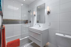 Бело серая ванная комната