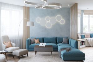 Интерьер комнаты с голубым диваном