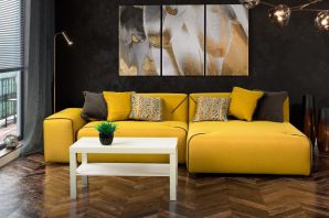 Комната с желтым диваном