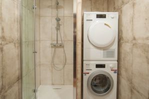 Ванная комната с стиральной и сушильной машиной