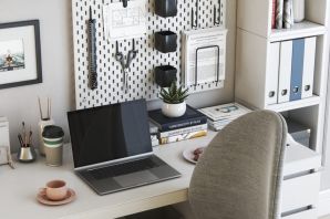 Компьютерный стол в интерьере гостиной