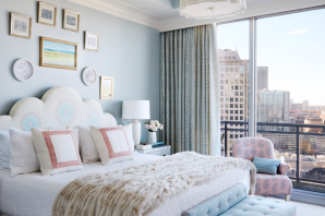 Голубая спальня с белой мебелью