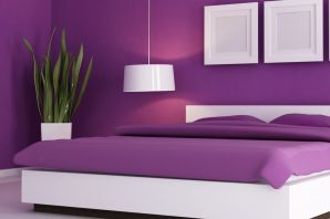 Фиолетовая спальня с белой мебелью