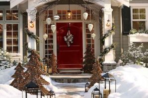 Новогоднее украшение двери дома