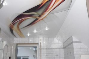 Натяжной потолок в ванной с подсветкой