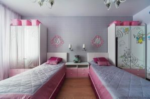 Две кровати в маленькой детской комнате