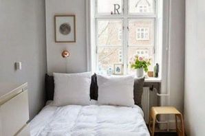 Маленькая спальня кровать у окна