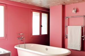 Цветной потолок в ванной