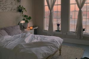 Спальня с четырьмя окнами