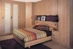 Спальный гарнитур со шкафами над кроватью