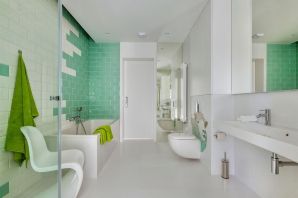 Ванная комната с зелеными акцентами