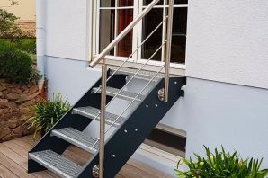 Лестница на веранду из металла