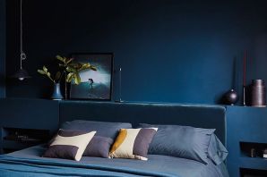 Голубые стены коричневая мебель