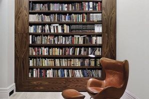 Книжный шкаф в интерьере спальни