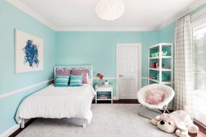 Детская комната с голубой мебелью
