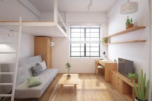 Двухуровневая комната в квартире с высокими потолками