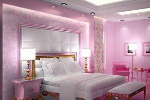 Интерьер спальни с розовым потолком