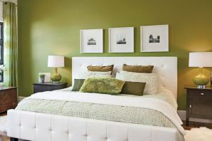Интерьер спальни с зеленой кроватью
