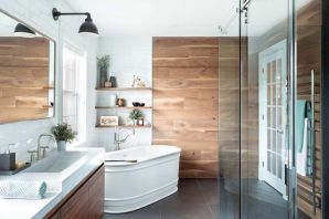 Белая ванная комната с деревянными элементами