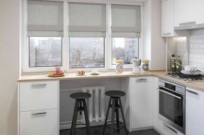 Дизайн кухни с холодильником под окном