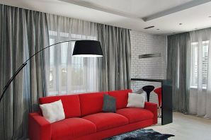 Красный диван в сером интерьере