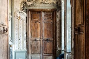 Старинные двери в интерьере