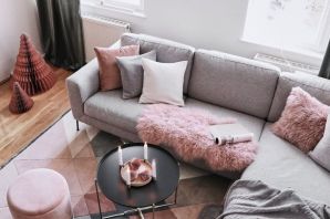 Грязно розовый диван в интерьере